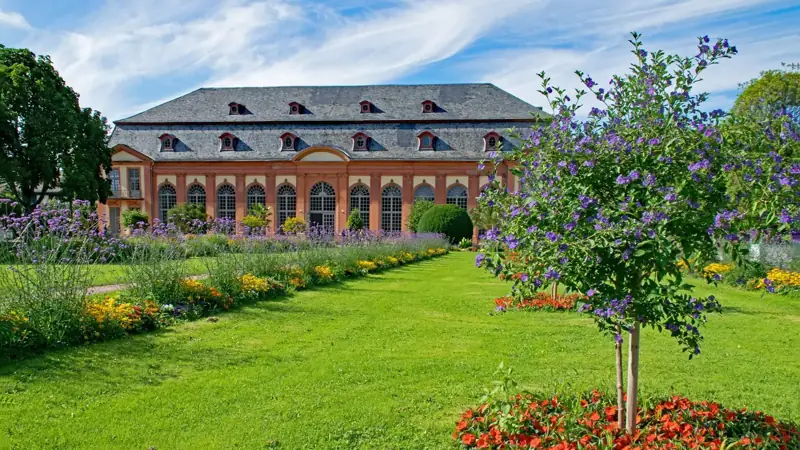Die Orangerie Darmstadt mit Garten im Sommer