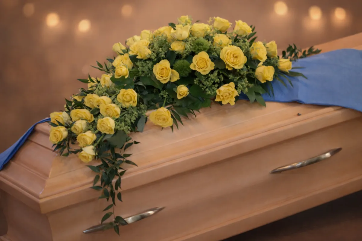 7700 – Elegantes Gesteck mit gelben Rosen