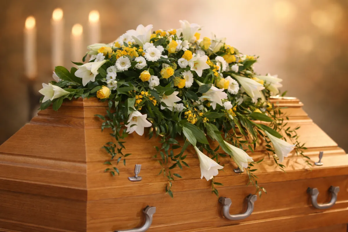 7104 – Gesteck mit weißen Lilien und Chrysanthemen