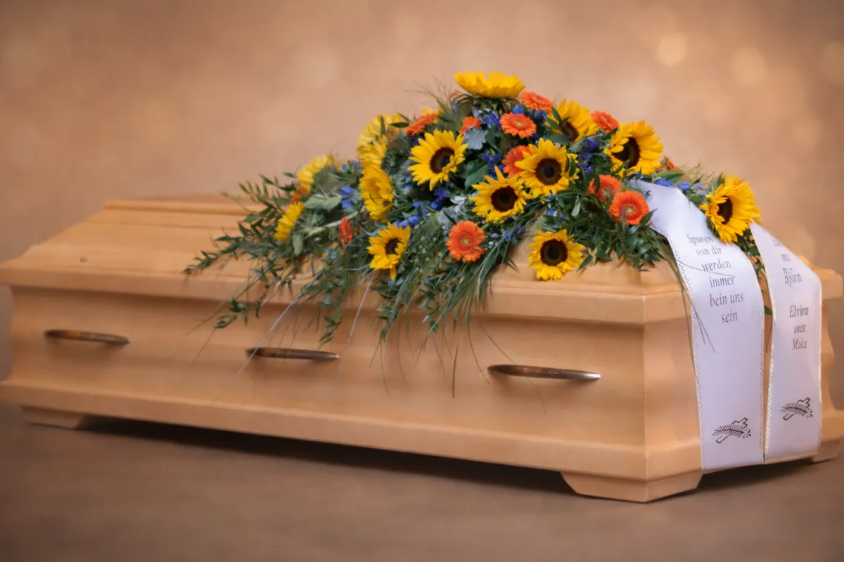 7108 – Farbenfrohes Gesteck mit Sonnenblumen orange