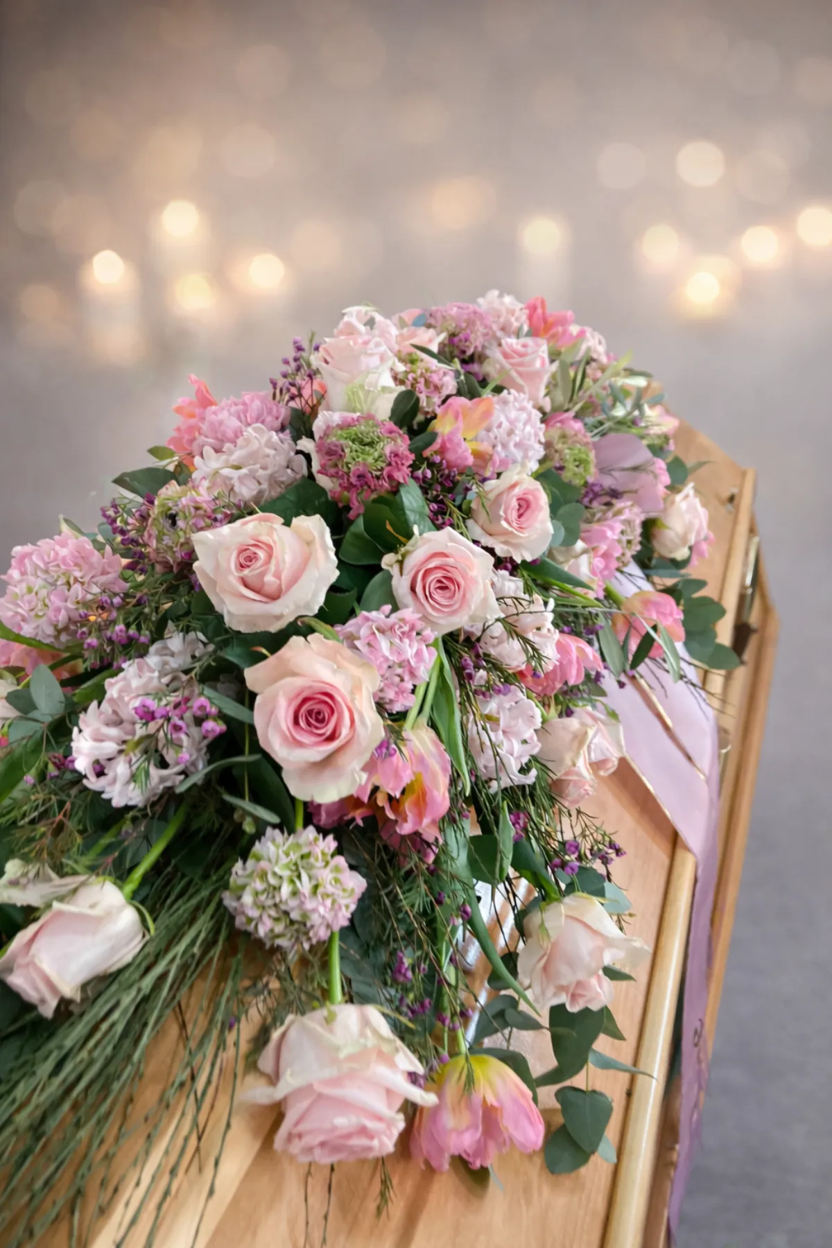 7715 – Gesteck mit rosefarbenen Rosen